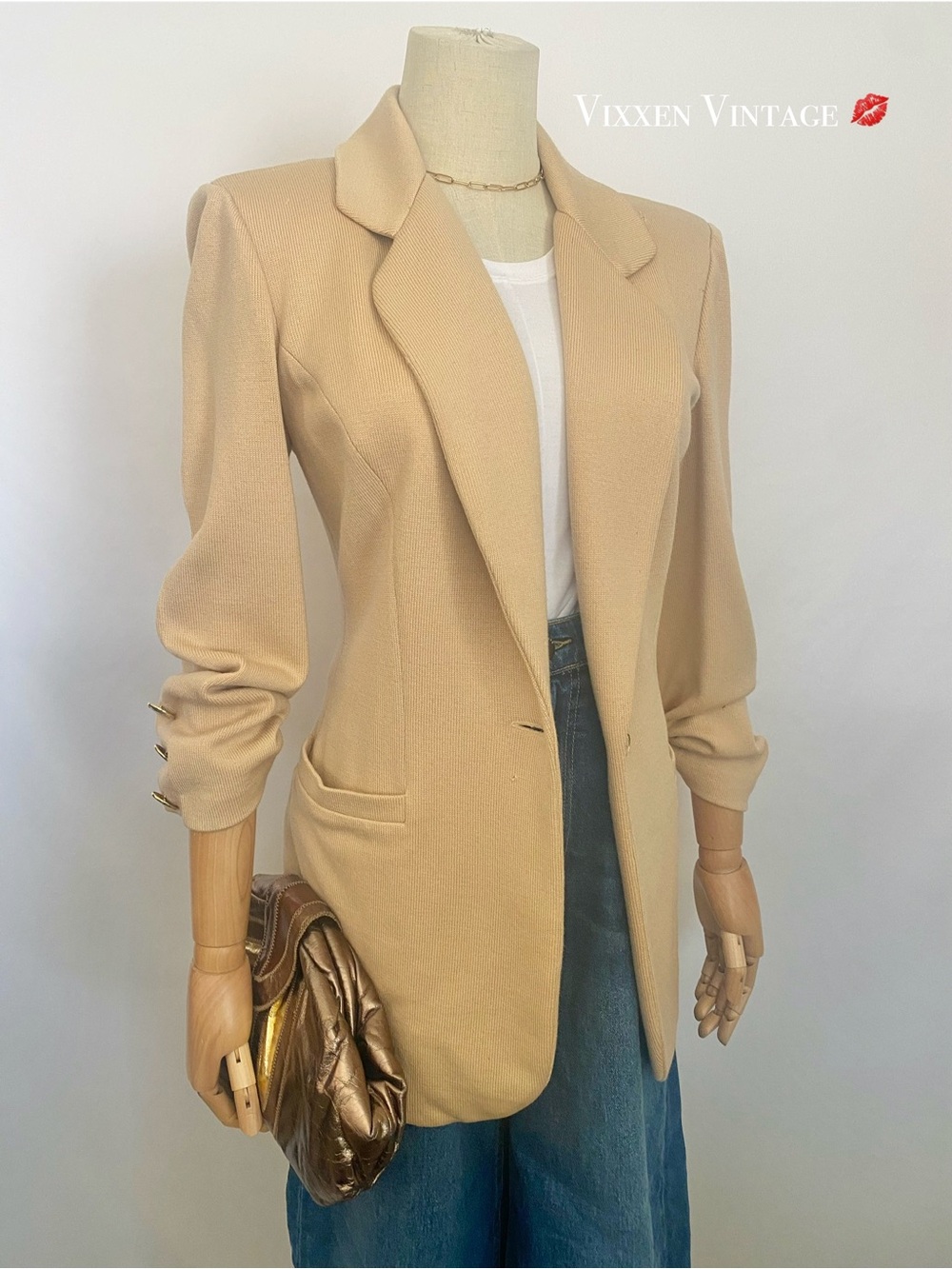 VINTAGE 1990’S ST. JOHN ‘OLD MONEY’ SINGLE BREASTED LONG SWEATER BLAZER IN CAMEL